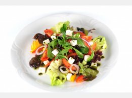 Řecký salát se sýrem feta, černými olivami, olivovým olejem a bazalkou